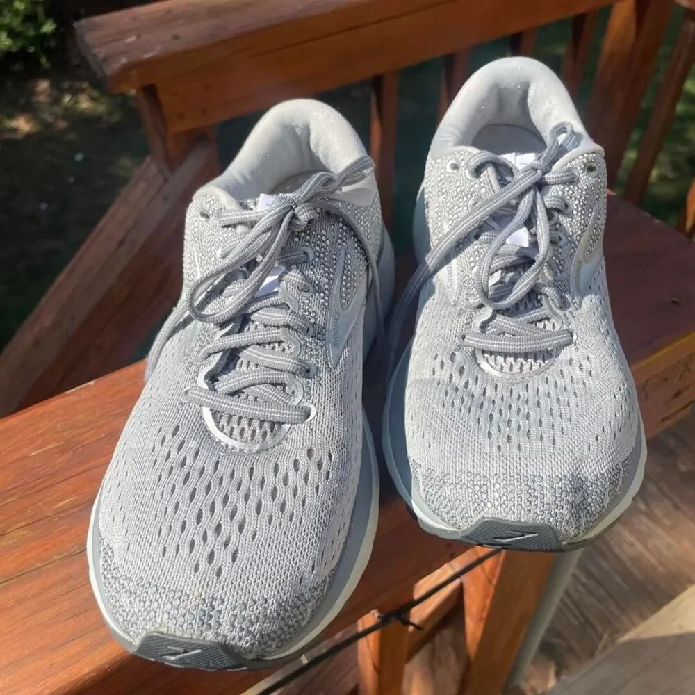 Brooks Women's 8.5 Grey and Silver Sneakers